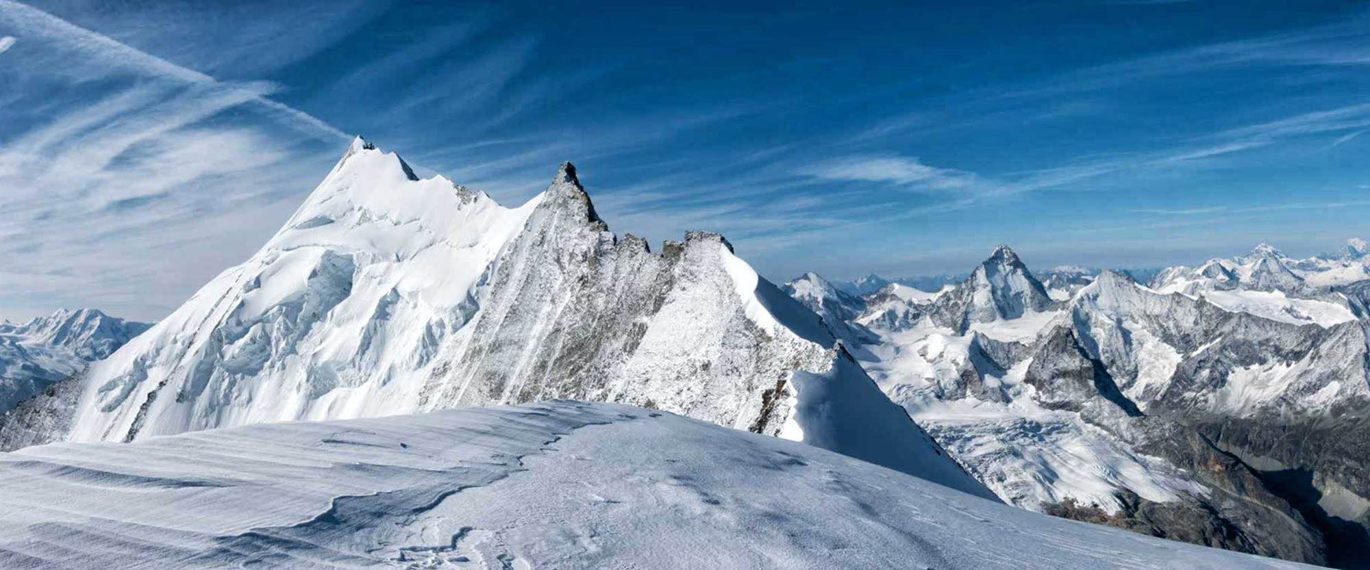 Sonnenbeschienenes Alpenpanorama in der Schweiz