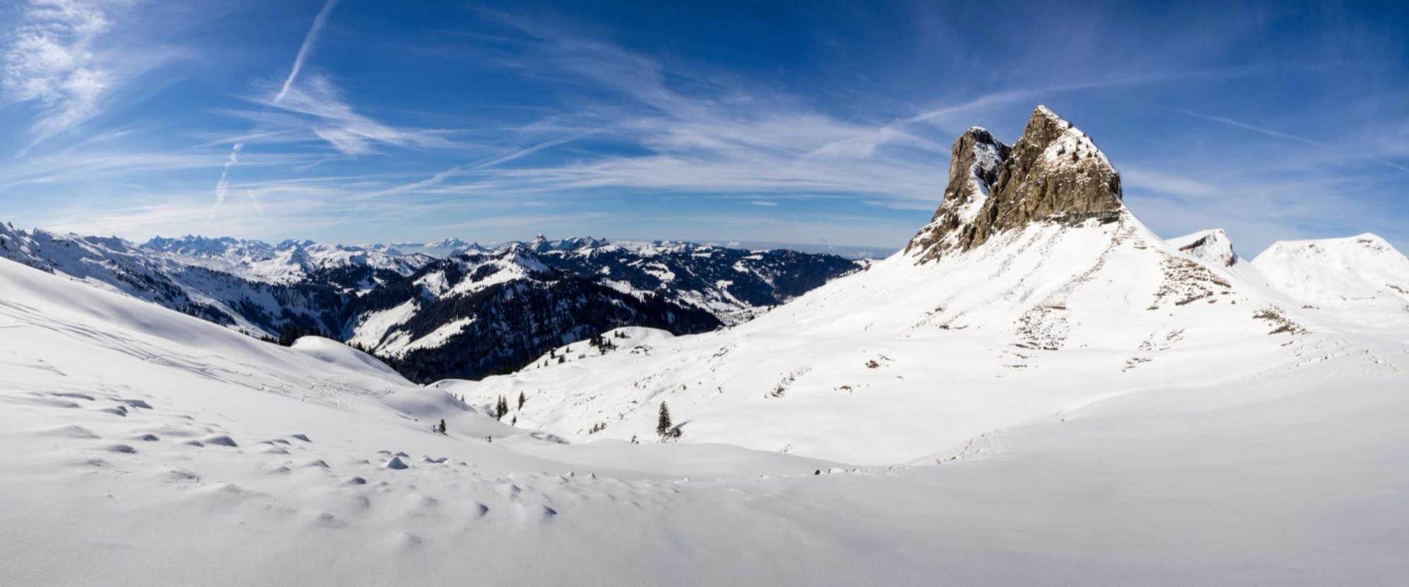 Sonnenbeschienenes Alpenpanorama in der Schweiz