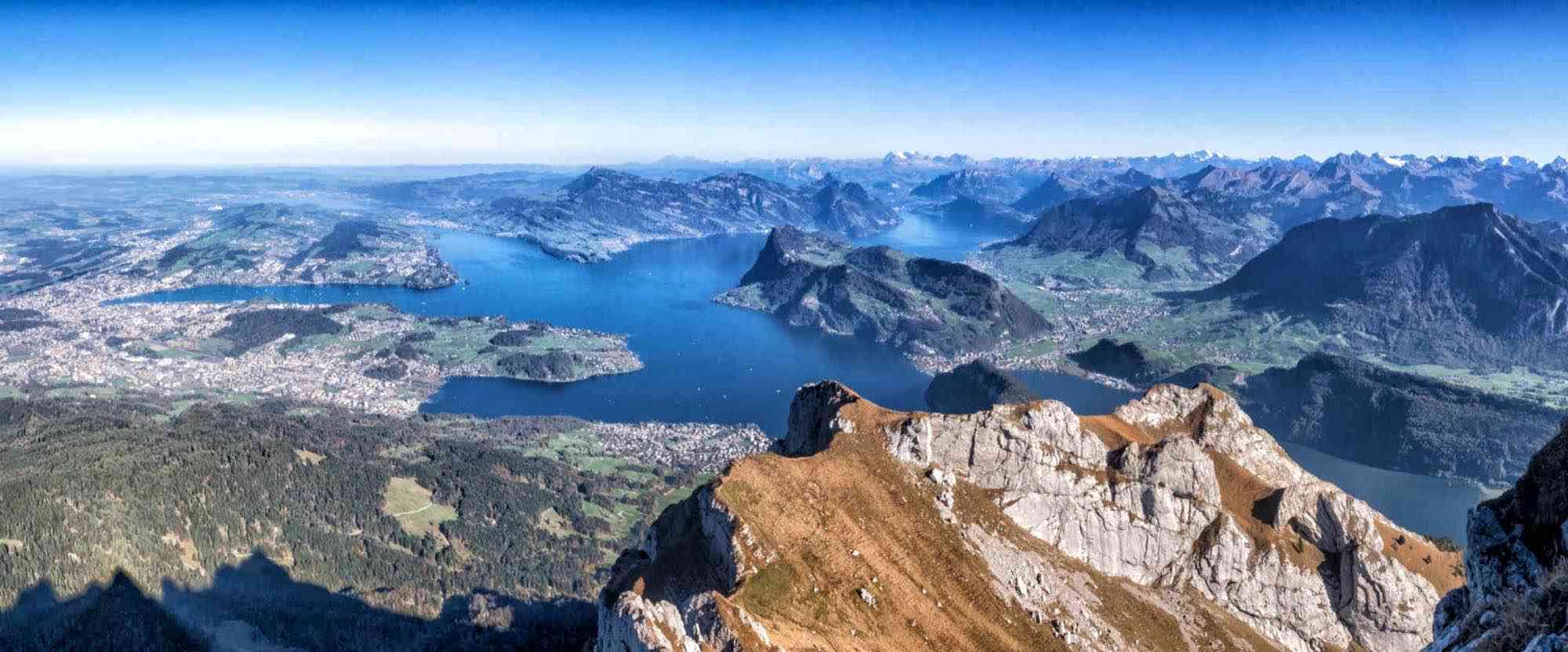 Sonnenbeschienenes Alpenpanorama in der Schweiz